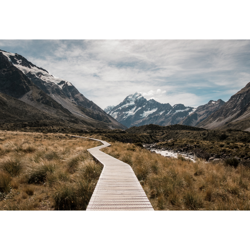Passerelle de bois au milieu d’une vallée de montagne